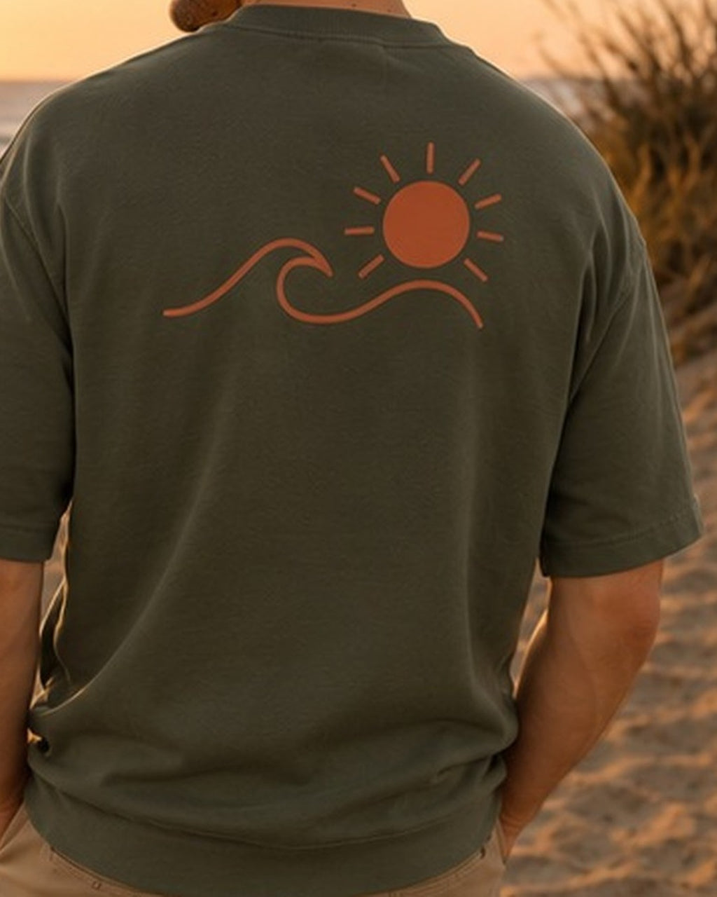 T-shirt Écume & Soleil Le Basique kaki, vu de dos : le soleil et la vague marqués en grand au centre du dos